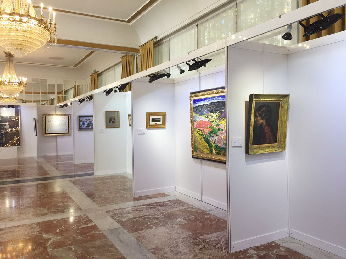 Pintura y escultura arte contemporaneo en la exposición organizada en Pamplona